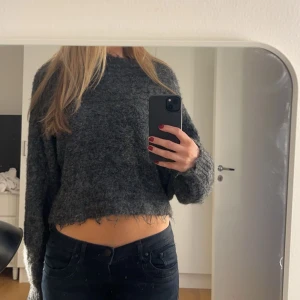  stickad tröja öppen i rygg - Grå stickad tröja från missay öppen i rygg å i perfekt skick.tyvärr är lappen bortklippt 