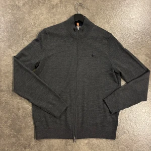 Morris zip - Grå Morris zip i mycket bra skick då den endast använts ett par gånger. Nypris ca 1800kr 