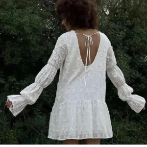 Vit klänning med öppen rygg och spetsdetaljer - Superfin vit populär klänning perfekt till studenten eller likande 💕 Endast använd en gång