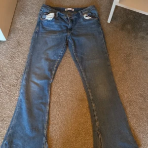 Blå jeans från Zara - Säljer ett par blå jeans från Zara i storlek 13-14 år. De har en bootcut-stil och är i bra skick.