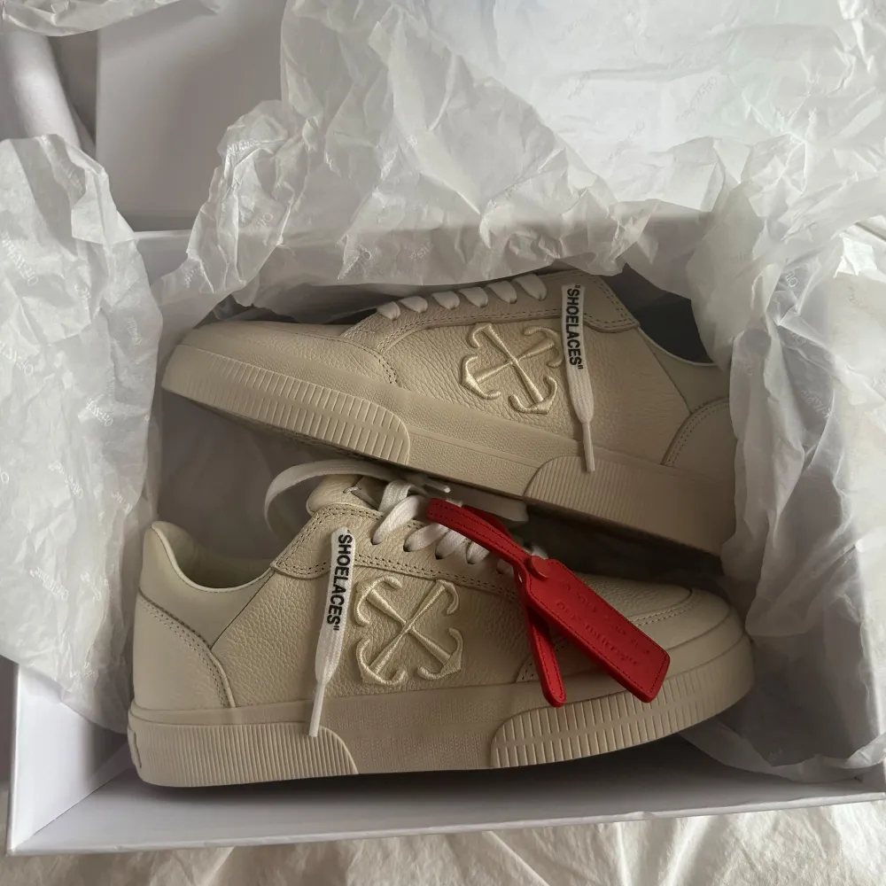 Säljer mina absoluta dröm skor!! ett par snygga Off-White sneakers i beige. De är helt nya endast provade en gång, säljer då dem tyvärr inte passar mig. Dust bag, box och kvitto finns. Köp dirket för 4999 kommer inte gå nee i pris . Skor.