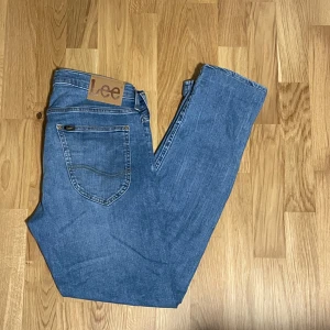 Lee Luke jeans  - Hej, säljer ett par jeans från Lee, modellen heter Luke. Storlek 30/32 och jeansen är knappt använda! 