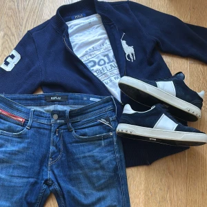 Ralph lauren big pony zip cardigan - Säljer en ovanlig Ralph lauren big pony zip cardigan. Storleken är 14-16 men skulle säga att den passar upp till Xs-S. Skicket är 10/10 Inga defekter alls. Pris 1499 kr. 