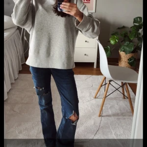 Ltb jeans med hål  - Säljer mina mörkblåa ltb jeans i med hål jag gjort själv! Skriv för mer bilder 🥰🥰.