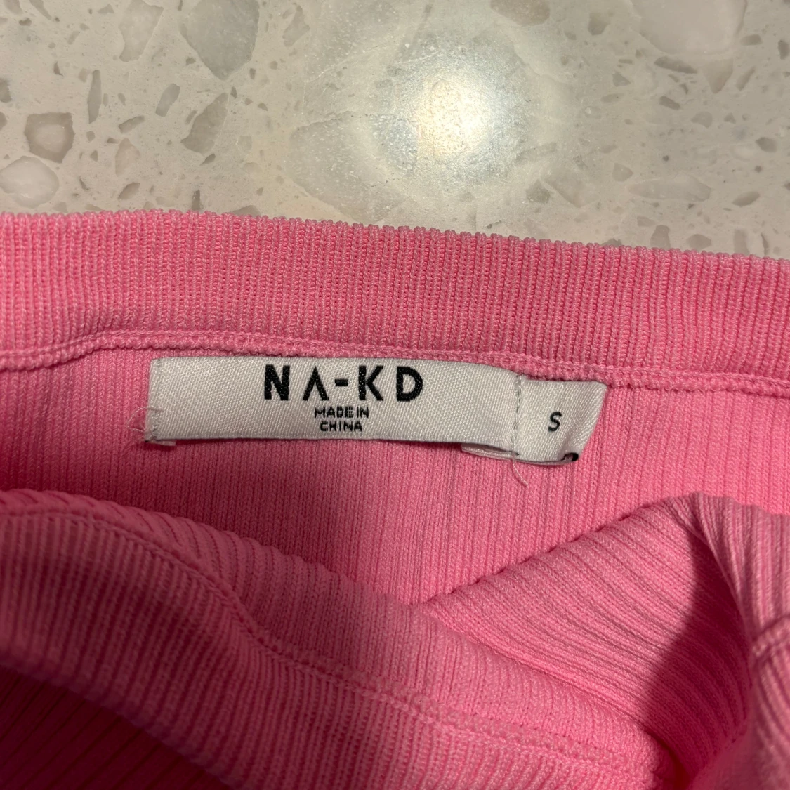 Rosa axelbandslös klänning från NA-KD - 90