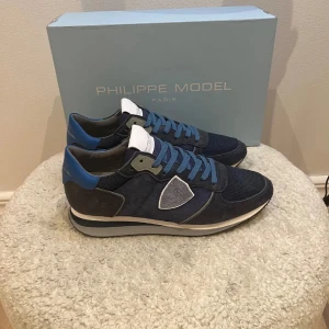 Blå sneakers från Philippe Model - (Skick 10/10).           Ny pris: 3700.             Mitt pris: 2400.            Storlek: 43