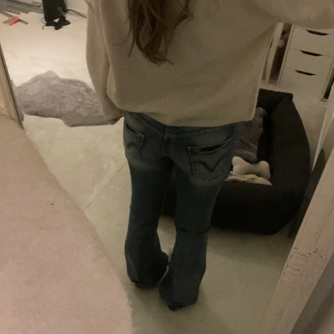 Blå jeans med bootcut