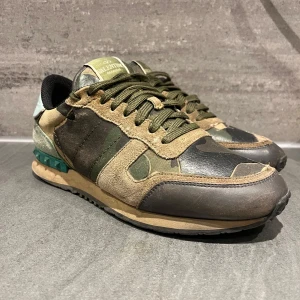 Valentino Rockrunner sneakers - Snygga Valentino Rockrunner i grön camo stl 41-42. Dem perfekta vinterskorna❄️Inget og medföljer. Bara skriva om ni har några funderingar pris kan diskuteras vid snabb affär💨 