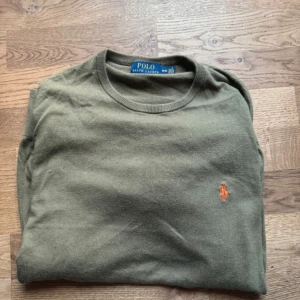 Grön tröja från Ralph Lauren  - Snygg grön tröja från Ralph Lauren. Tröjan är i bra skick och passar bra i storleken 