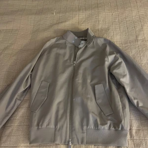 NN.07 Jacka - Hej! Jag säljer nu min snygga Jacka från det välkända märket NN.07. Jackan är beige med ett snyggt rutigt mönster inuti som ger en exklusiv känsla, fickorna på magen är magnetiska och jackan i allmänhet är i högsta kvalité. Jackan är i storlek M, nypris är 3300kr och mitt pris ligger på 1000kr och den är köpt en månad sen och aldrig använd. Skriv vid frågor och funderingar!