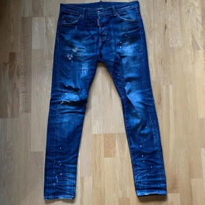 dsquared2 jeans - Säljer nu dessa feta dsq2 jeans då de inte passsar mig i smaken längre! || skulle säga att de passar någon som är runt 175-190cm || inga större defekter eller liknande! || inget og medföljer || pris kan diskuteras || hör av dig vid frågor eller funderingar :) || mvh ||