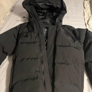 Svart canada goose black labele - Säljer en svart canada goose black labele, har haft den i 1 månad, använt bara ett fåtal gånger den är i mycket bra skick(helt ny),! Den är i storlek XL men L funkar också.