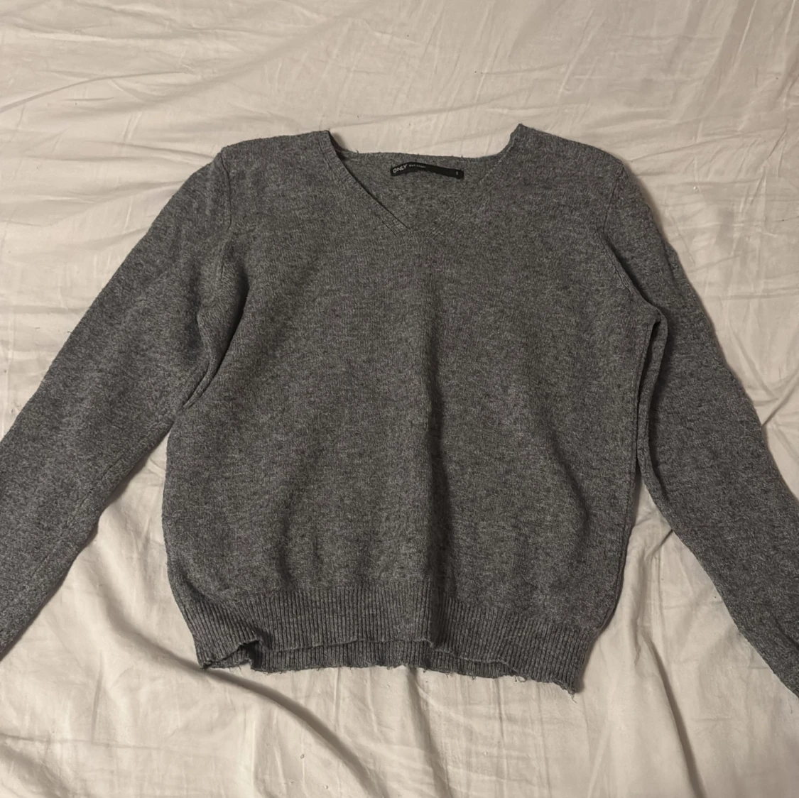 Grå v-ringad tröja