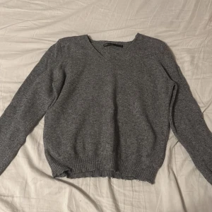 Grå v-ringad tröja - Stickad tröja. Storlek xs/s