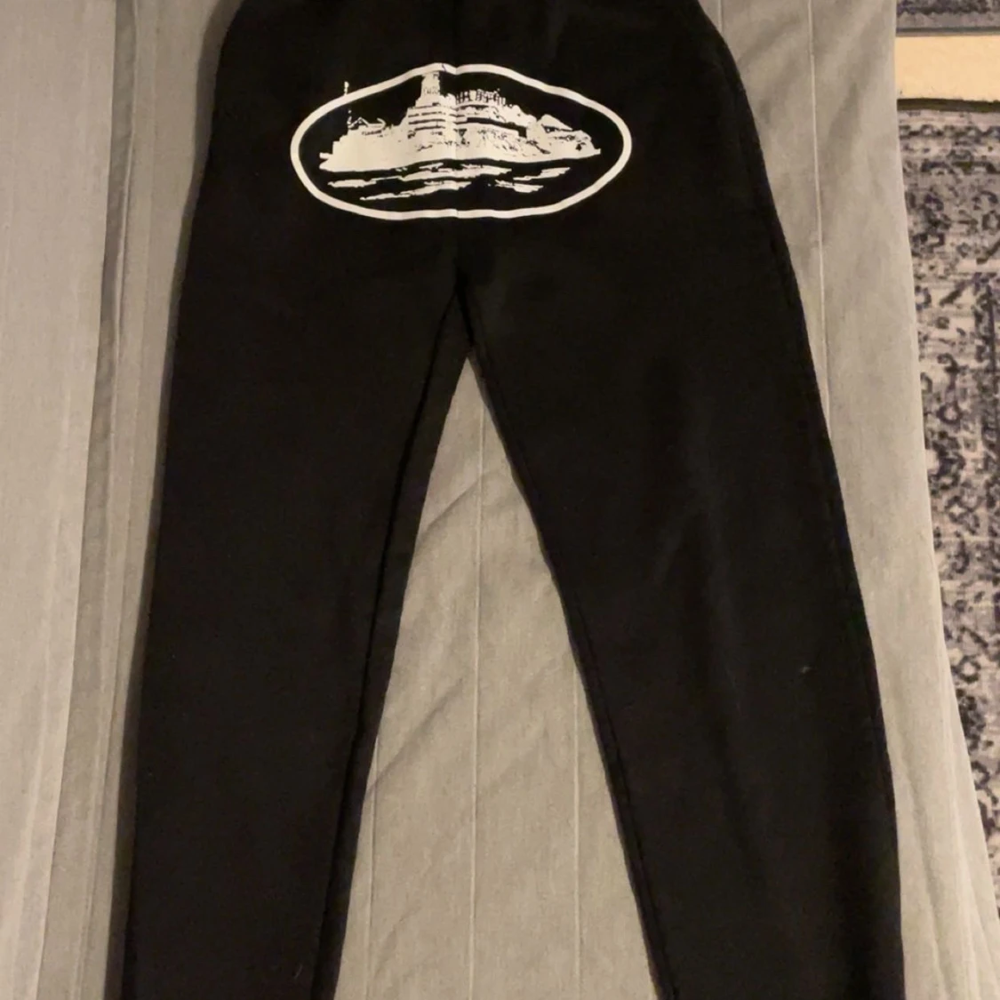 Svarta Corteiz mjukisbyxor  - 90