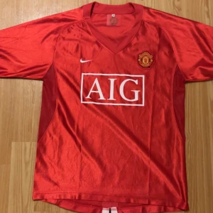 Manchester United 07/08 home (sportswear) - Säljer en klassisk röd Manchester United tröja från Nike med AIG som sponsor. (176 cm, 60kg, den är stor men den är perfekt för streetwear. Dessutom är den en gammal kit som är äkta)