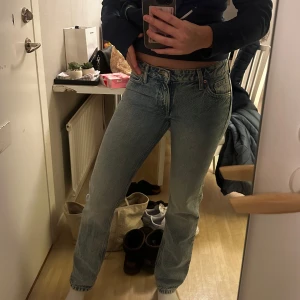 Lågmidjade jeans - Säljer ett par assnygga jeans. De är lågmidjade och har en perfekt passform. Väldigt lika levis jeans 💃💃 Pris går att diskutera!