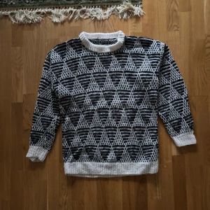 Svartvit stickad tröja med geometriskt mönster - Säljer en superfin svartvit stickad tröja med ett  geometriskt mönster. 