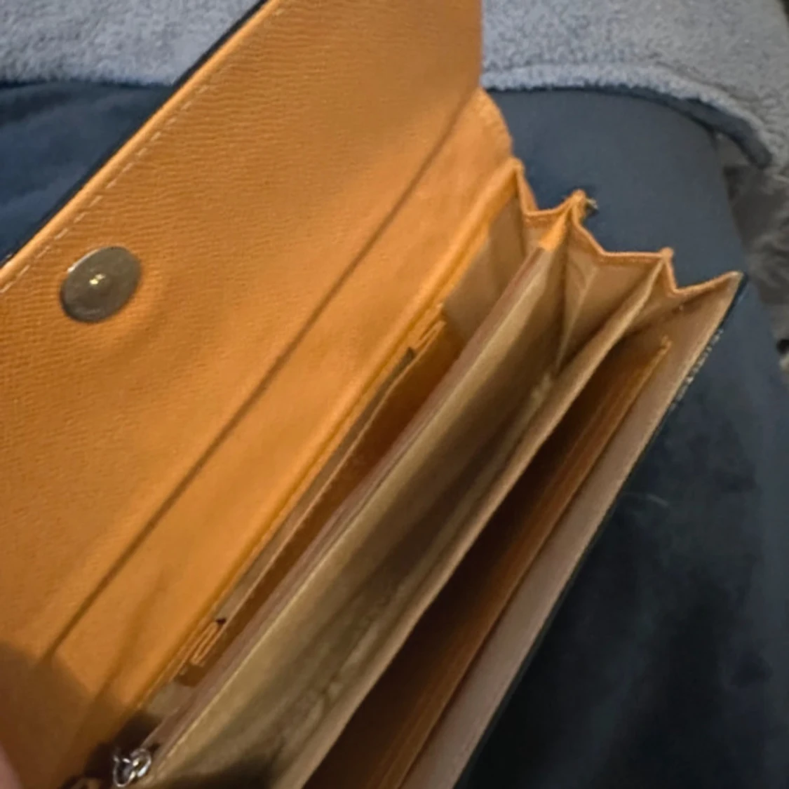 Svart glansig kuvertväska med kedja - 90