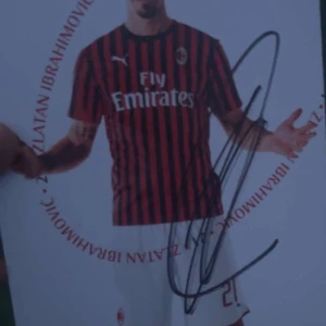 AC Milan fotbollströja - Tjo, säljer Zlatan autograf e tvär äkta och man kan lägga på hyllan elr skåp 