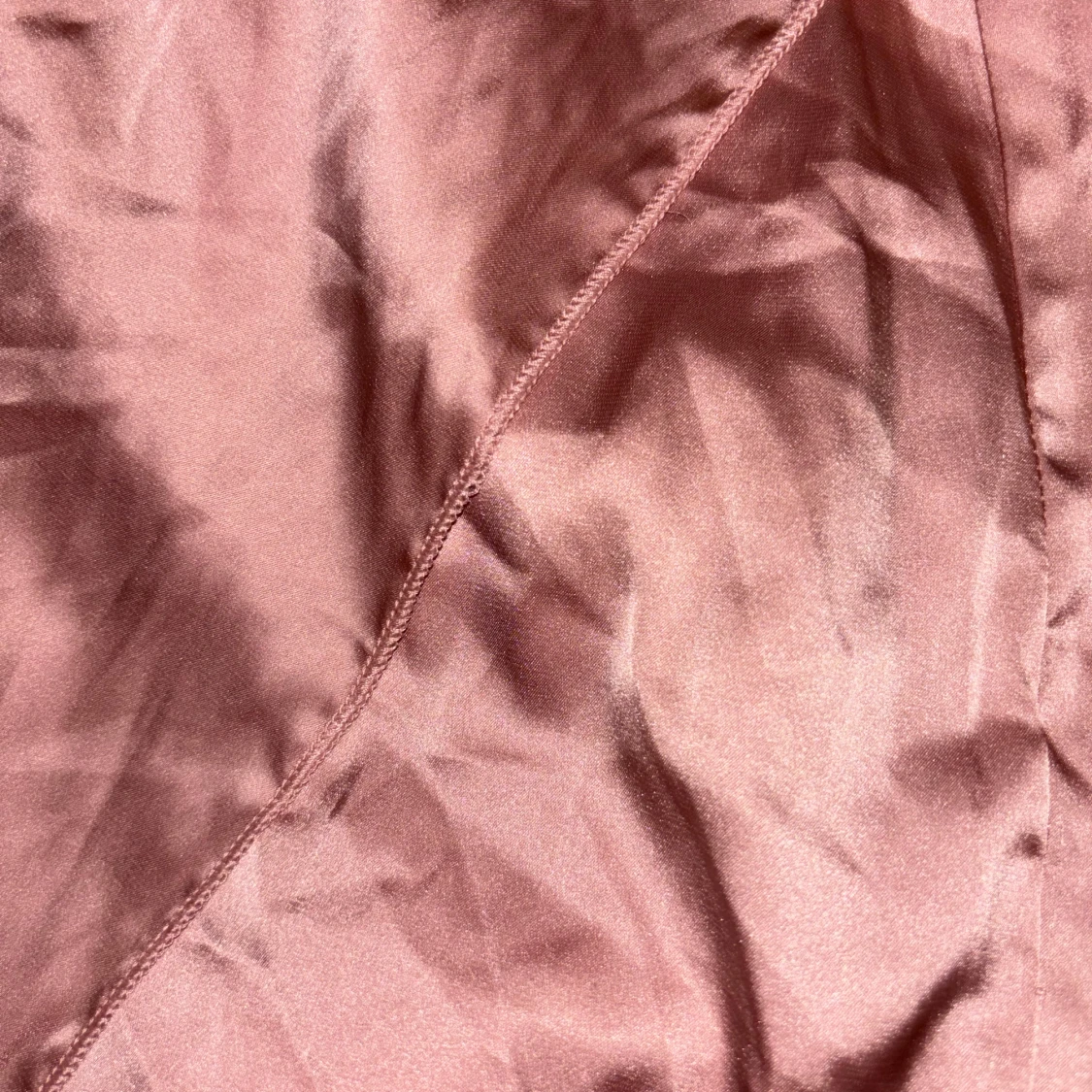 Ljusrosa långklänning i satin - 91