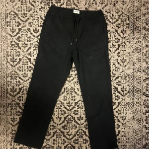 Jeans med snöre East west - Ett par jeans i nyskick De har ett snöre så man ej behöver bälte I storlek w29 skulle jag tro