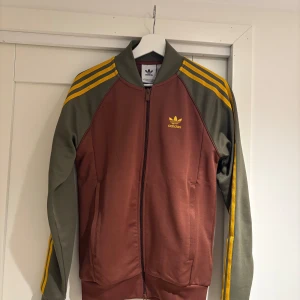 Adidas Original Track Jacket - Säljer min Adidas jacka/Track top🤎 Använd max 2 gånger så i väldigt bra skick!