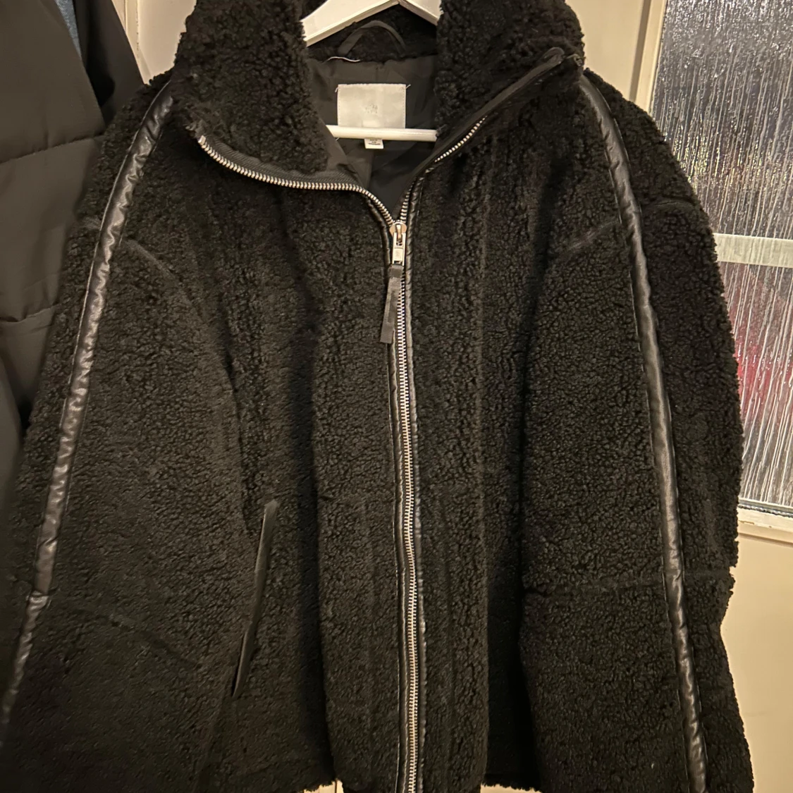 Svart teddyjacka från H&M - 90