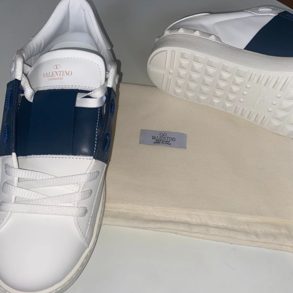 Valentino sneakers i vitt och blått