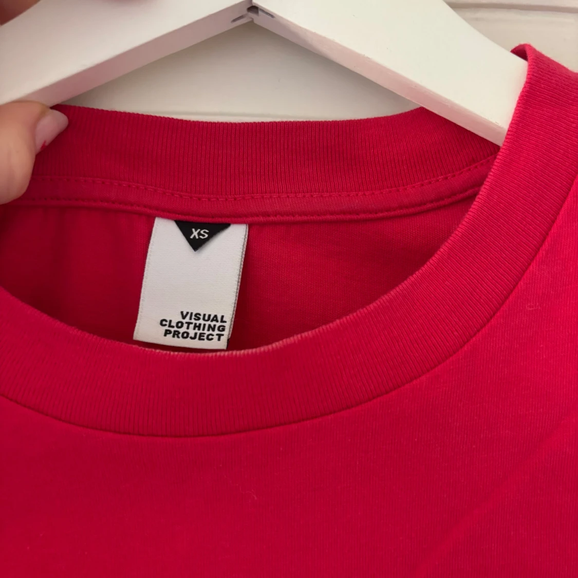 Röd t-shirt från Visual Clothing Project - 91
