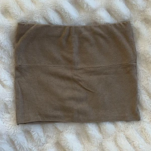 Tubtopp från Djerf Avenue i storlek XS - Har gått upp i sömnen som syns på bild 2. Det är dock inget som syns när man använder den. 