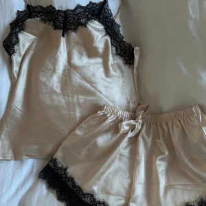 Pyjamas set - Så himla fint pyjamasset som aldrig blivit använt. I sköng material och passar storlek xs/s