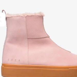 Rosa boots från Svea storlek 41 - Snygga rosa boots från Svea med mjukt foder och en bekväm sula. Perfekta för kyligare dagar med sin stilrena design och varma insida.