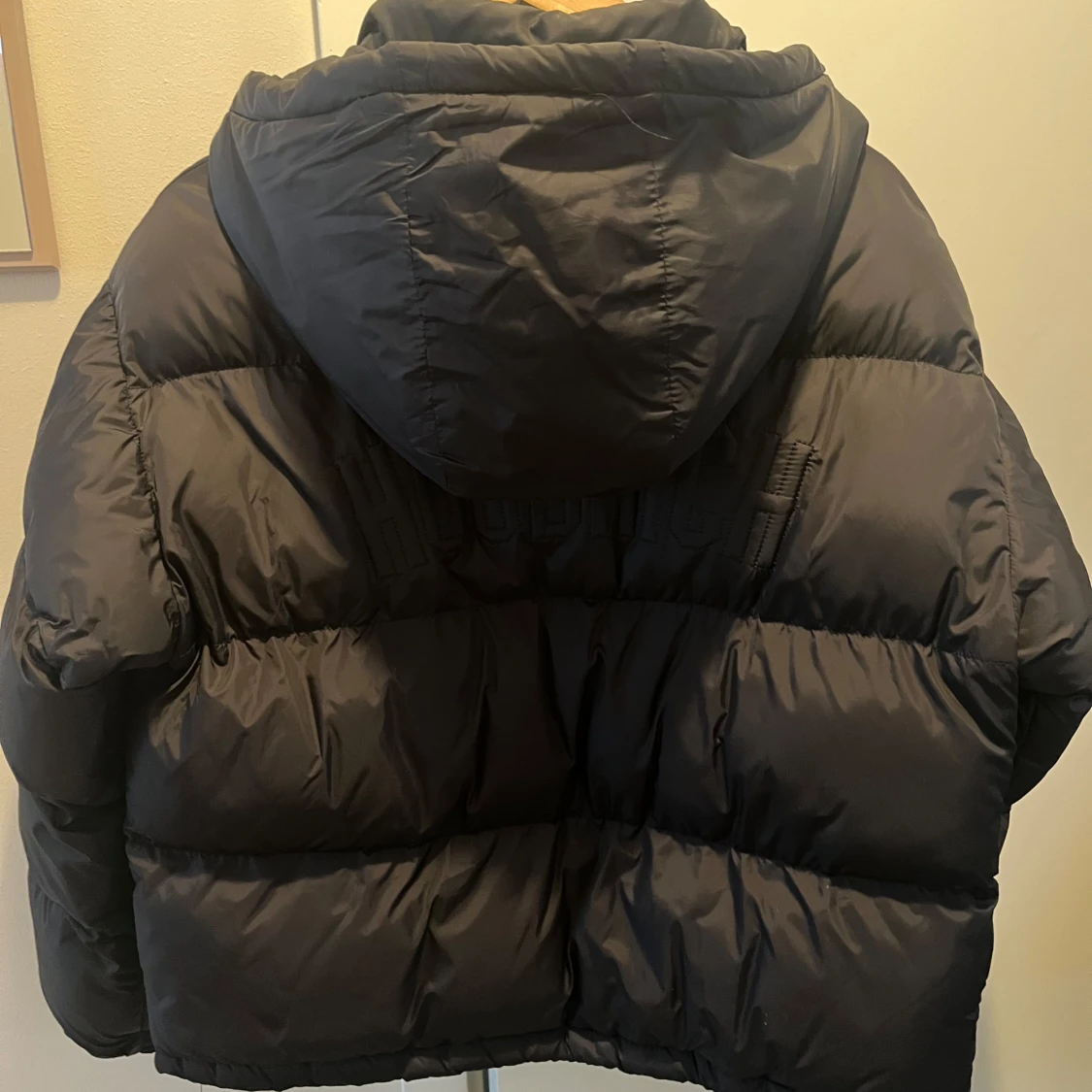 Svart dunjacka från Hoodrich - 90