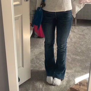 Blå jeans från G-Star RAW - Säljer ett par snygga blå jeans från G-Star RAW i bra skick. De har en klassisk femficksdesign med dragkedja och knapp framtill. Passar till allt från sneakers till klackar!🩷🩷storlek 25x30 