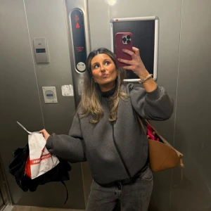 Grå bomberjacka från zara - Säljer en snygg grå bomberjacka i normal passform. Perfekt för höst och vår, med dragkedja framtill och långa ärmar. Jackan är stilren och lätt att matcha med olika outfits. Passar både till vardags och lite mer uppklädda tillfällen❤️