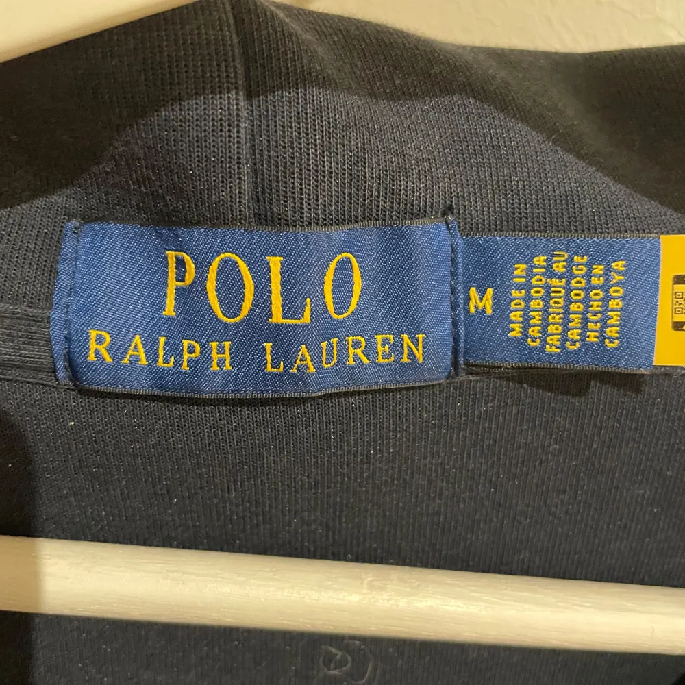 Säljer en snygg mörkblå hoodie från Polo Ralph Lauren i storlek M. Hoodien än i mycket bra skick.Hör av er vid intresse!🙌🏻. Tröjor & Koftor.