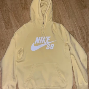 Nike SB Hoodie - Ljusgul Nike SB hopdie i nyskick, storlek S, använt fåtal gånger