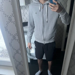 Grå hoodie från Morris - Säljer en stilren grå hoodie från Morris med dragkedja, använd inte överdrivet mycket så gott skick! Är 180 cm