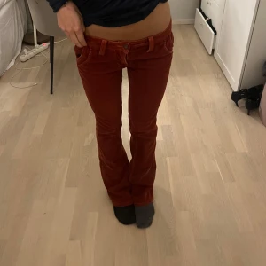 Lågmidjade bootcut jeans  - Superfina lågmidjade bootcut Manchester jeans. Midjemått 37 cm innerbenslängd 77 cm. Köp via köp nu ❤️