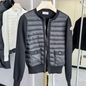 Monclar cardigan - Säljer en snygg svart cardigan från Moncler som är populära men även efterfrågad. Passar både till vardags och lite finare tillfällen. Är i nyskick💗