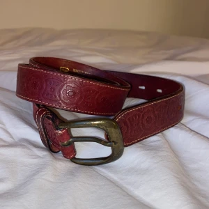 Skärp  - Ett vintage läderskärp. Det är supersnygg men det finns några defekter, alla syns på bild. 