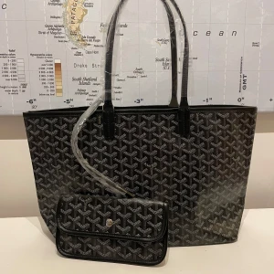 Svart totebag shoppingbag handväska goyardliknande med tillhörande plånbok - Ny Svart totebag shoppingbag handväska goyardliknande med tillhörande plånbok