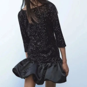 Nyårsklänning - Såå fin klänning, perfekt till nyår. Storlek M men passar S också🩷💕