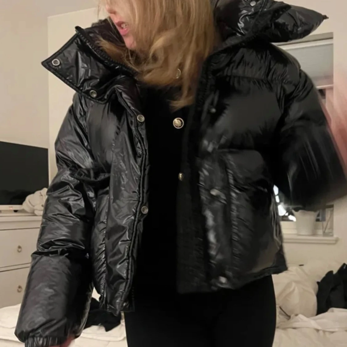 Svart glansig pufferjacka