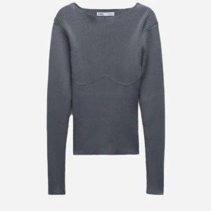 Grå ribbad tröja från Zara - Säljer en stilren grå ribbad tröja från Zara. Den har en tight passform och långa ärmar, perfekt för höst och vinter. Tröjan är i mycket bra skick och passar både till vardags och lite finare tillfällen. Superbekväm och lätt att matcha med andra plagg!