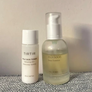 Koreansk hudvård - Tirtir milk skin toner 20ml och mixsoon bean essence 30ml. Se bilder för kvarvarande mängd. Inköpt under hösten, ca mitten på Oktober💕 95kr för båda