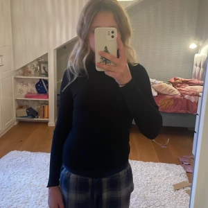Svart polotröja - Säljer en stilren svart polotröja i mycket bra skick. Den är tight och perfekt för både höst och vinter. Tröjan har långa ärmar och är gjord i ett mjukt material som känns skönt mot huden. Passar perfekt till både vardag och fest!