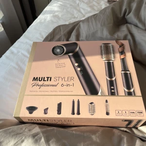 Multi Styler från Rusta - Säljer min Multi Styler från Rusta. Kommer med flera olika tillbehör för hårstyling. Säljer pga att den inte var något för mig, använd endast 1 gång. Pris 999 kr (köptes nån dag innan reapriset) se kvitto på sista bilden💞