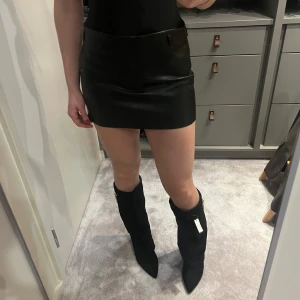 Trendiga stövlar med gulddetaljer - De trendiga svarta stövlarna i mocka med guldfärgade spännen. Inspirerade av Givenchy. Helt nya med alla lappar kvar samt sko kartongen. Säljer pga fel storlek!